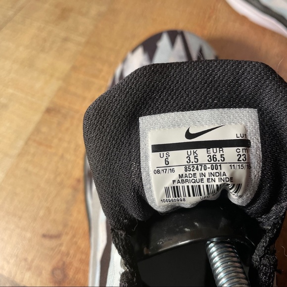 Nike Women in Season Trainer Size 6 Running Shoes - Picture 7 of 8